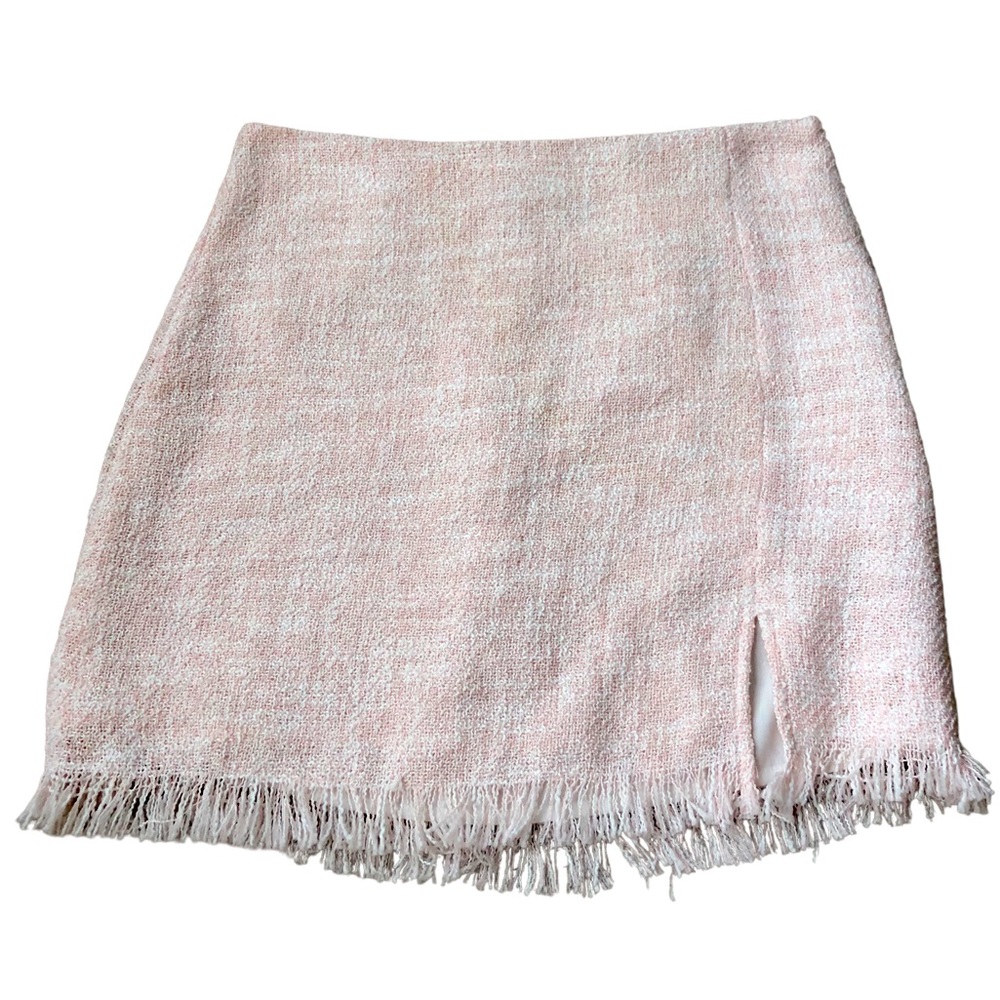 Baby pink tweed skirt. Zipper on side.
